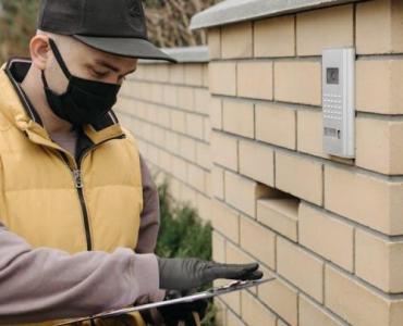 Jak wykorzystać wideodomofon z ekranem wielodotykowym? 12 pomysłów, które odmienią Twój smart home