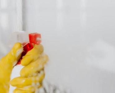 Sufit bez plam: tanie i skuteczne domowe patenty na zacieki