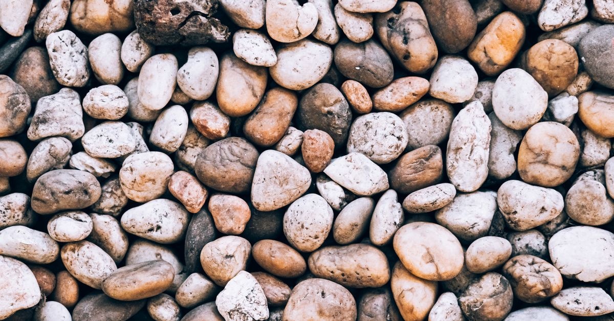 Ogrodowe perełki: 15 mini kaskad z kamieni polnych, które zrobisz w weekend