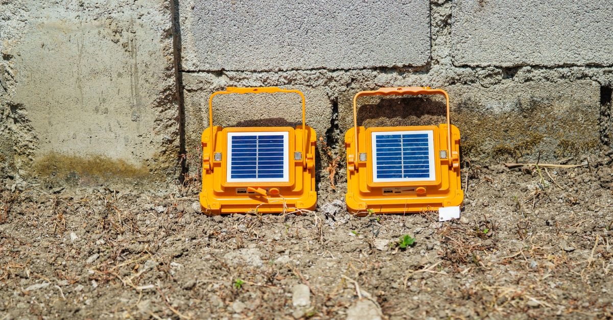 Zakręć słońcem w ogrodzie: sprytne pomysły na lampki solarne z ruchomym panelem