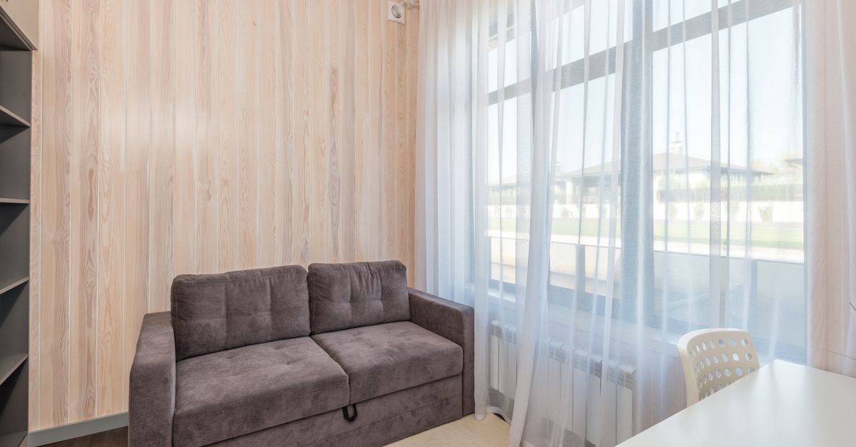 Mały salon, wielkie możliwości: jak sprytnie zaaranżować przestrzeń dzięki meblom składanym 2w1