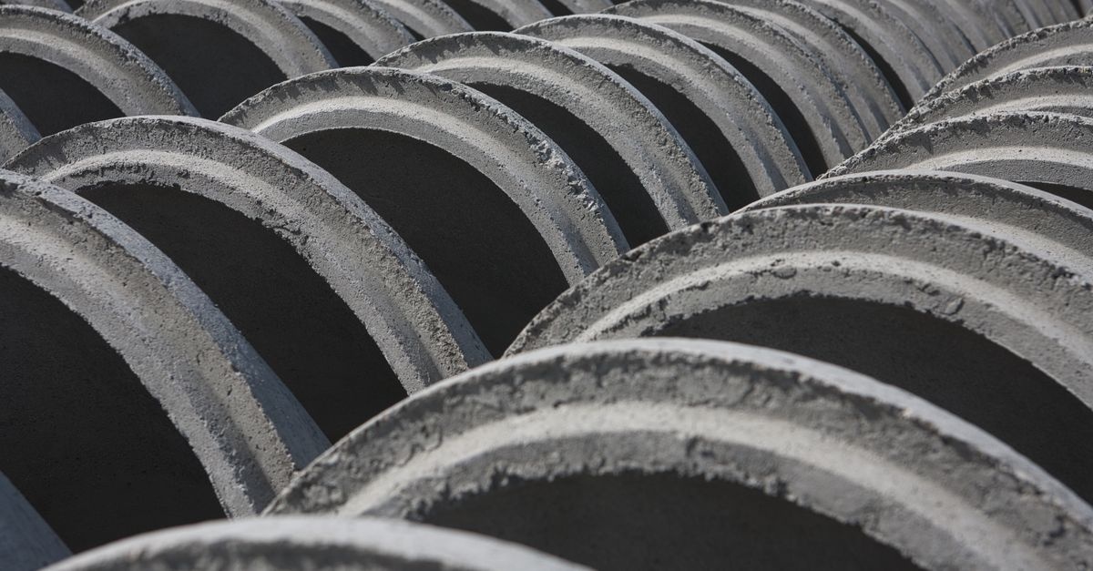 Kompostownik z kręgów betonowych krok po kroku — zrób go raz i ciesz się latami żyznej ziemi