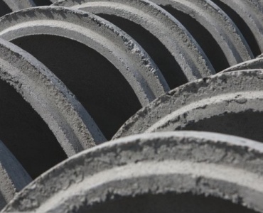 Kompostownik z kręgów betonowych krok po kroku — zrób go raz i ciesz się latami żyznej ziemi