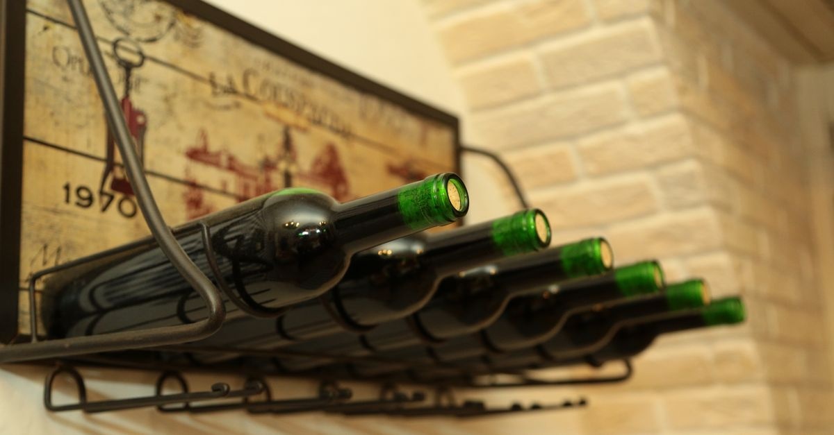 Niech butelki stoją jak zaczarowane: przewodnik po stabilnych metalowych stojakach na wino
